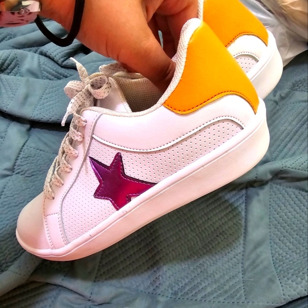 Tennis shoes